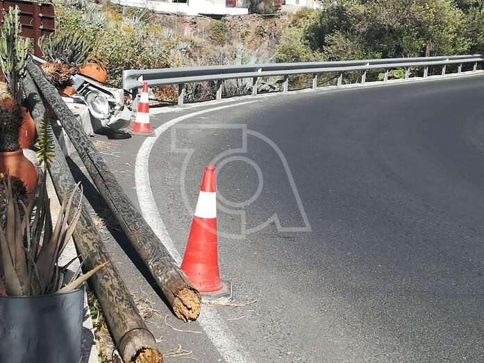 Luminaria en el suelo en la carretera que sube del casco de Telde hacia Lomo Magullo (Foto TA)